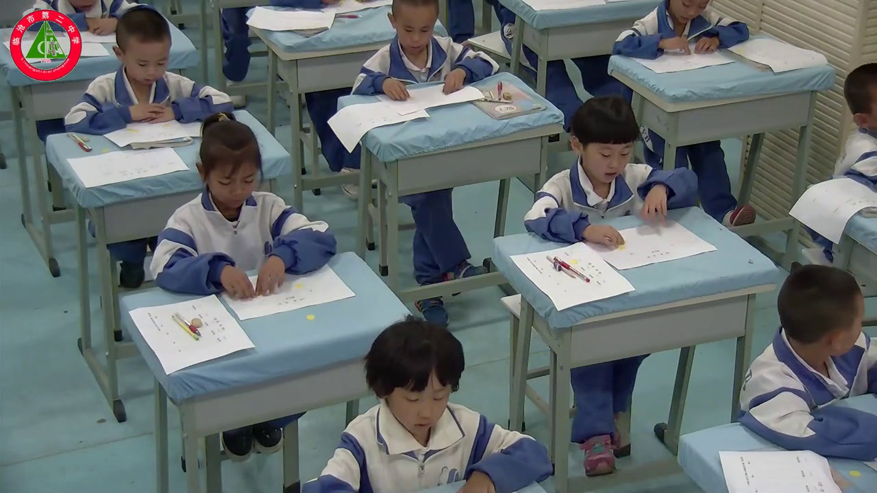 1.人教版数学一下《☆摆一摆，想一想》云南省一等奖