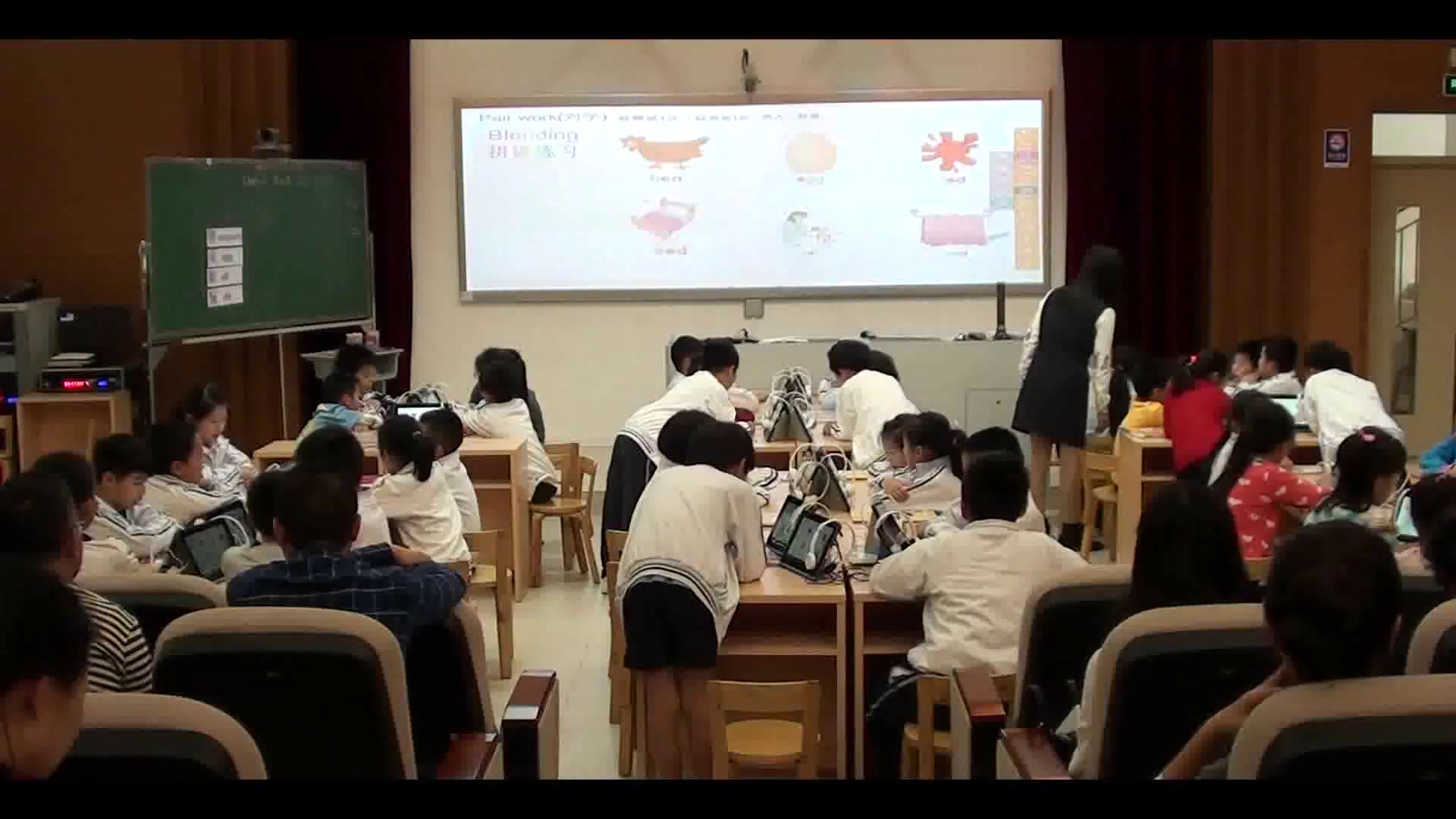 1.人教（PEP）英语（吴欣主编）三下《Unit 2 My family - Part A》国家级优质课