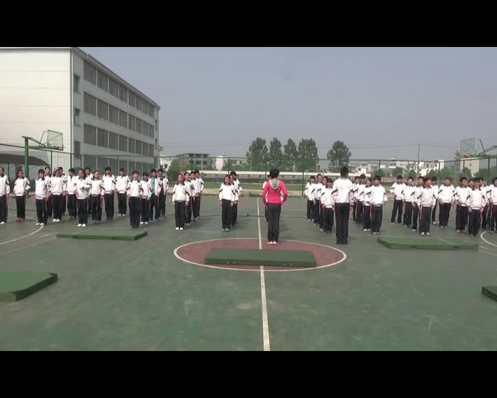 1.人教版体育八年级《一足蹬地翻身上》江西省市级优课