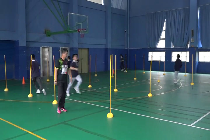 1.人教版体育七年级《步法移动》广东省市级优课
