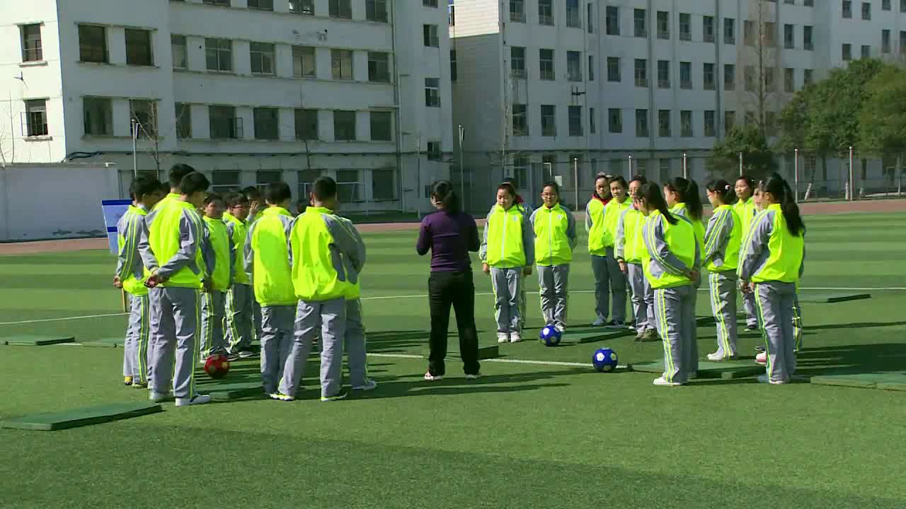 1.人教版体育七年级《肩肘倒立--前滚翻成蹲立》国家级优质课
