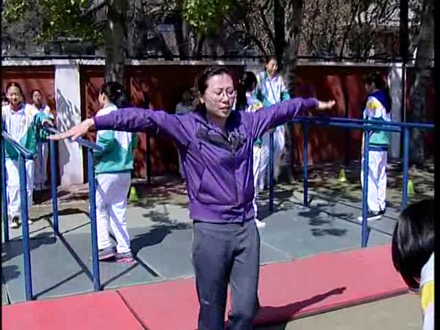 1.人教版体育八年级《支撑后摆转体90度挺身下》天津市县级优课