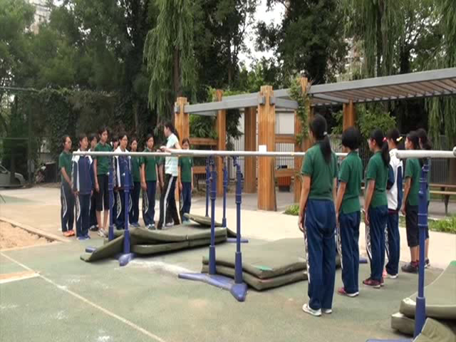 2.人教版体育九年级《分腿骑撑前进》国家级优质课