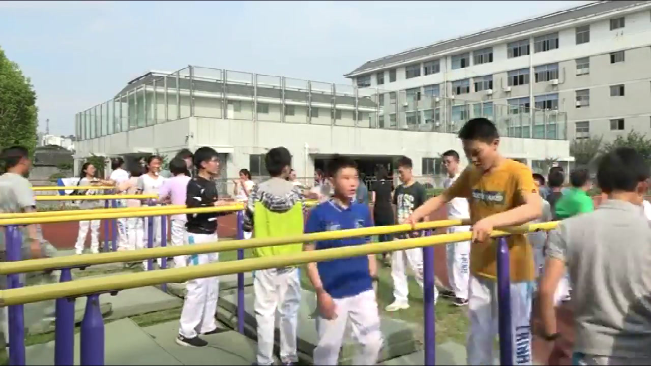 1.人教版体育九年级《分腿骑撑前进》江苏省市级优课