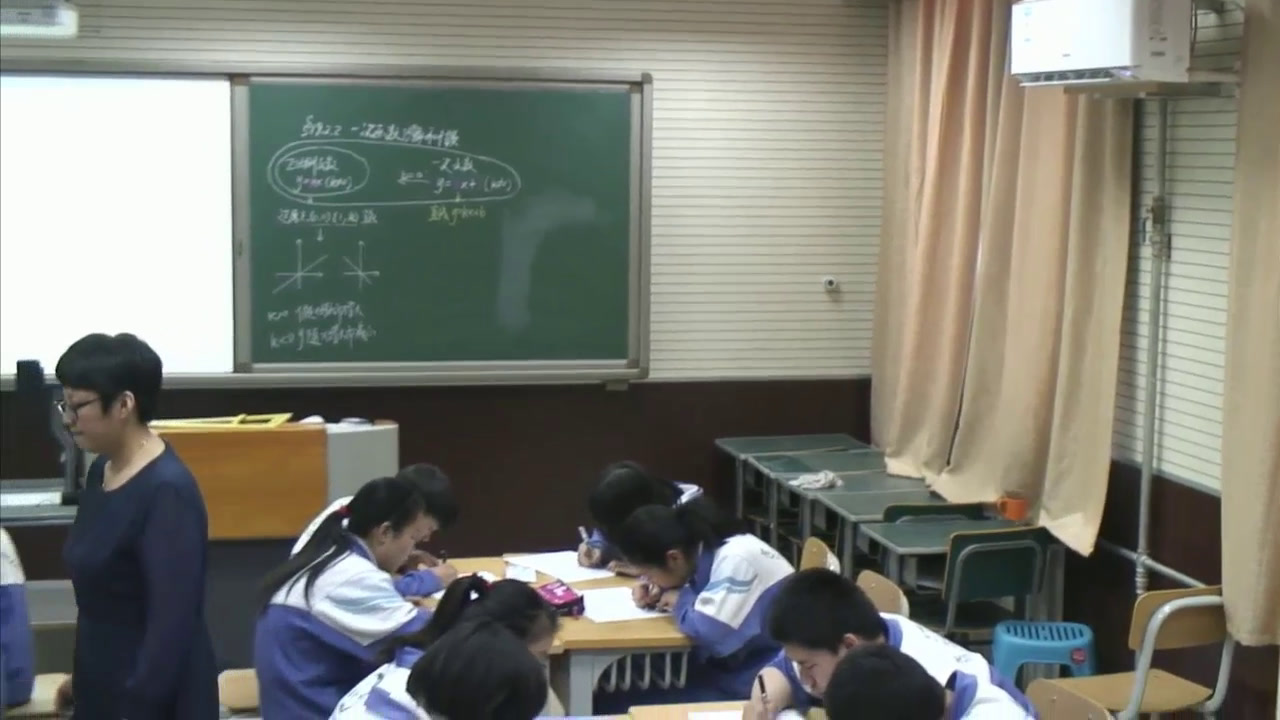 1.人教2011版初中数学八下《一次函数的图象与性质》全国一等奖
