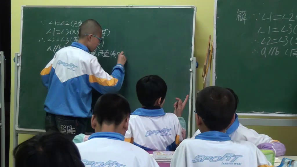 4.初中数学北师大2011版七下《利用内错角、同旁…》甘肃省省一等奖