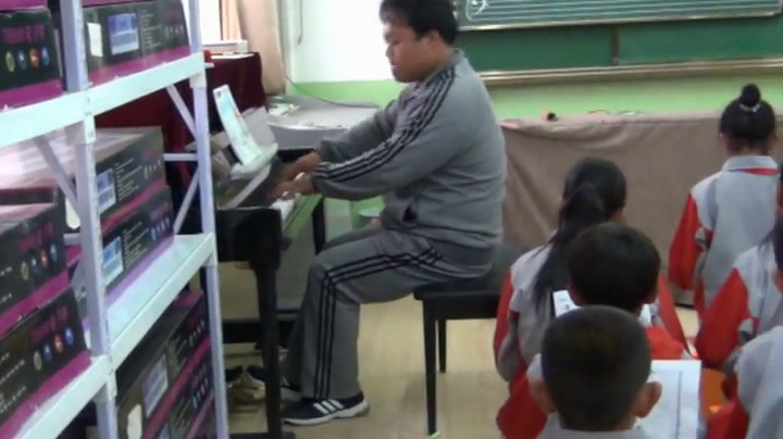 人音版音乐（吴斌主编）四下《演唱摇篮曲（克�…》山西省市一等奖