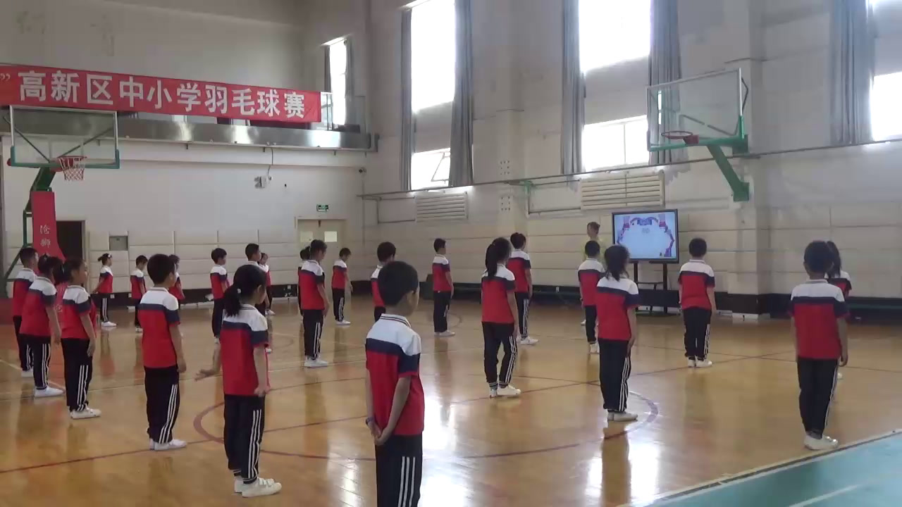 人教2011版体育与健康一至二年级《4.在体操凳上前进、后退、转体、单脚站立与游戏》全国一等奖2