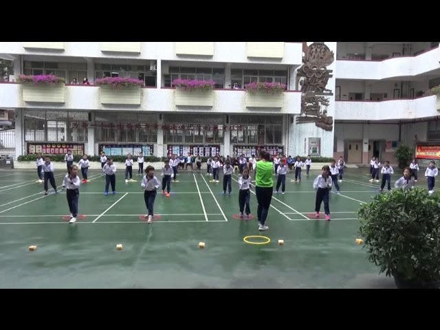 1.人教2011版体育与健康一至二年级《4.加快速度走与游戏》全国一等奖