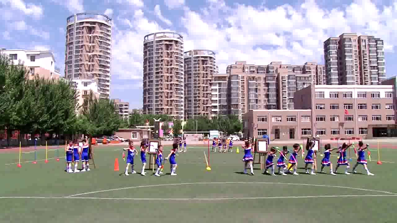 人教2011版体育与健康一至二年级《6.单手侧对投掷方向持沙包掷远与游戏》辽宁省市一等奖2