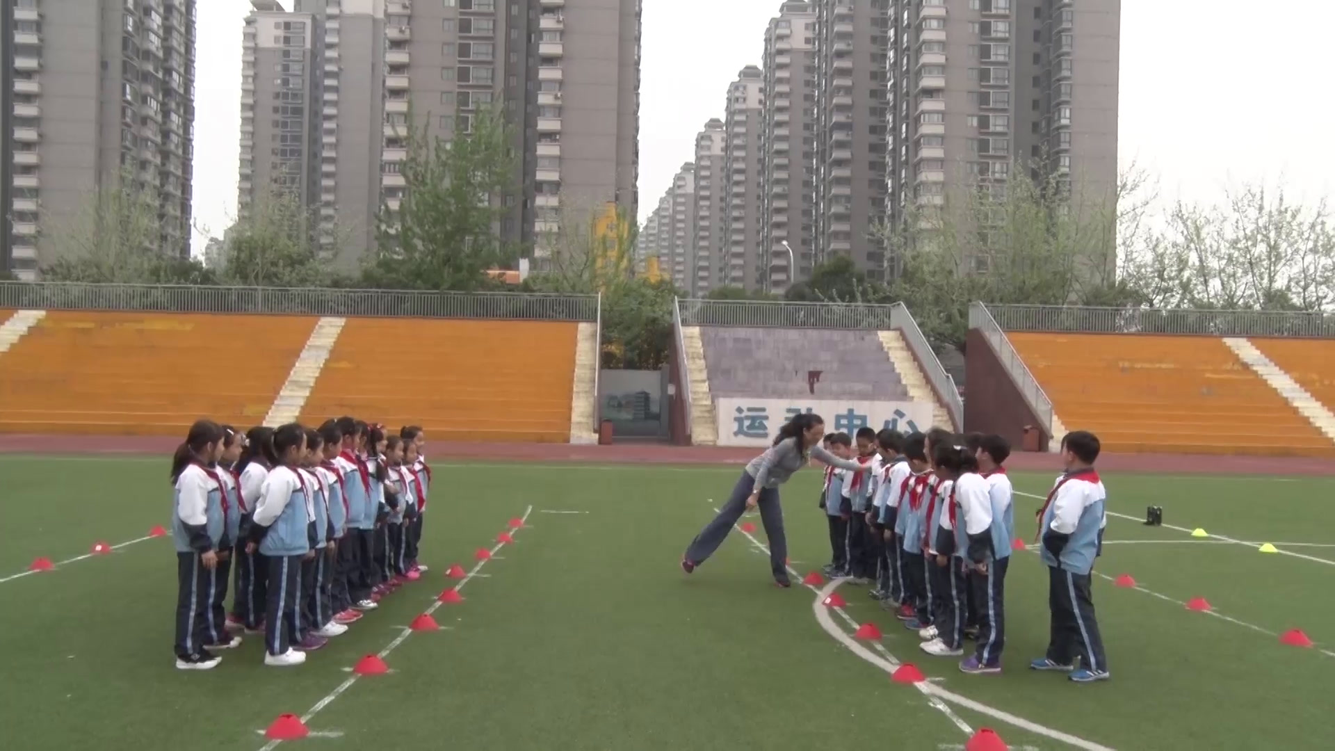 1.人教2011版体育与健康一至二年级《4.往返接力跑与游戏》陕西省省一等奖
