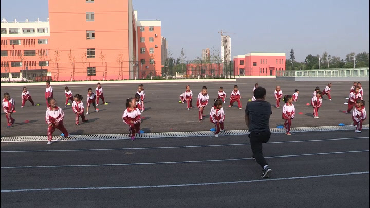 2.人教2011版体育与健康一至二年级《4.往返接力跑与游戏》陕西省市一等奖