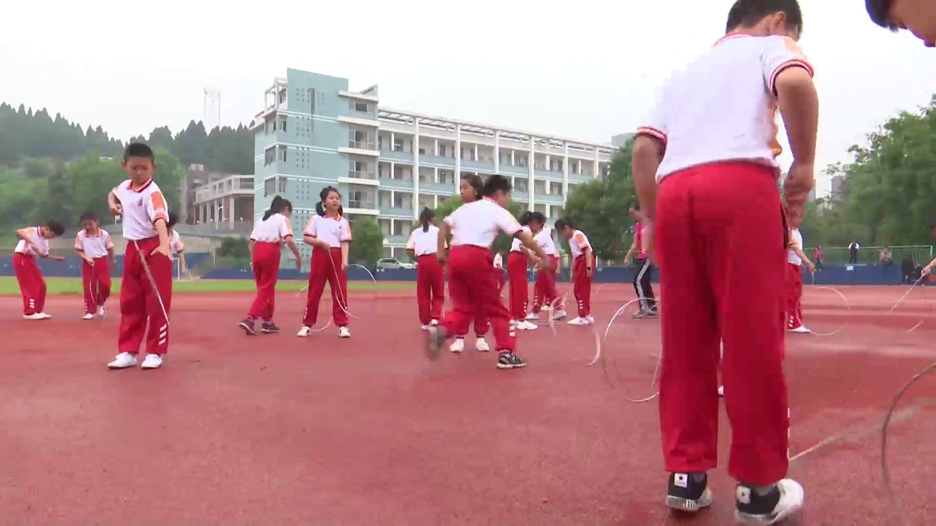 2.人教2011版体育与健康一至二年级《5.滚铁环》全国一等奖