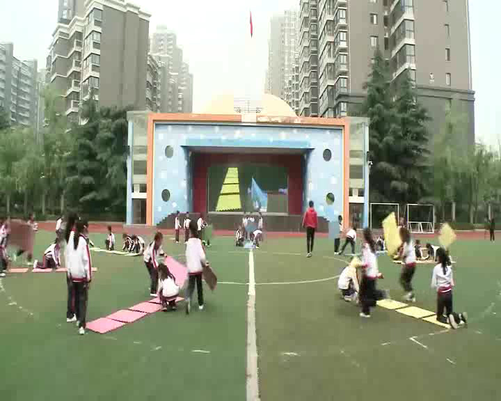 2.人教2011版体育与健康一至二年级《2.跳房子》全国一等奖