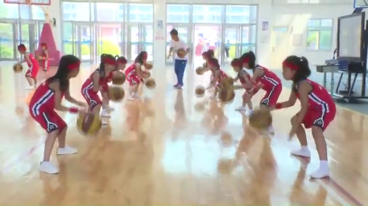 2.人教2011版体育与健康一至二年级《6.投活动篮游戏》辽宁省省一等奖