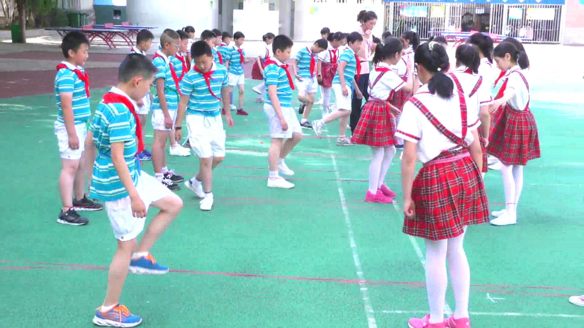 1.人教2011版体育与健康一至二年级《4.跳皮筋》安徽省市一等奖