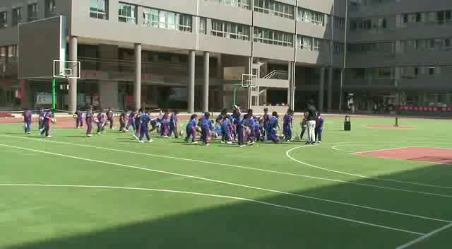 2.人教2011版体育与健康一至二年级《2.球绕环游戏》全国一等奖