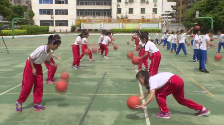 1.人教2011版体育与健康一至二年级《一、小篮球游戏》全国一等奖