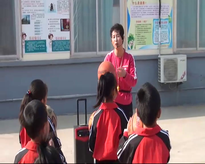 1.人教2011版体育与健康一至二年级《2.球绕环游戏》山东省省一等奖