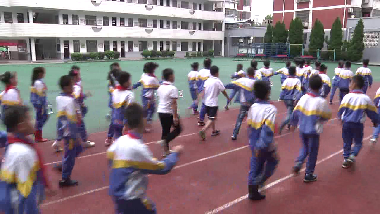 1.人教2011版体育与健康一至二年级《8.地滚球》安徽省市一等奖