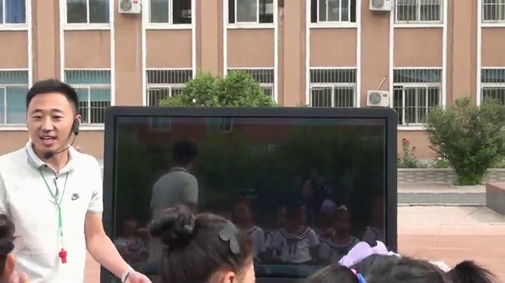 人教2011版体育与健康一至二年级《1.两脚依次跳短绳与体能练习》全国一等奖