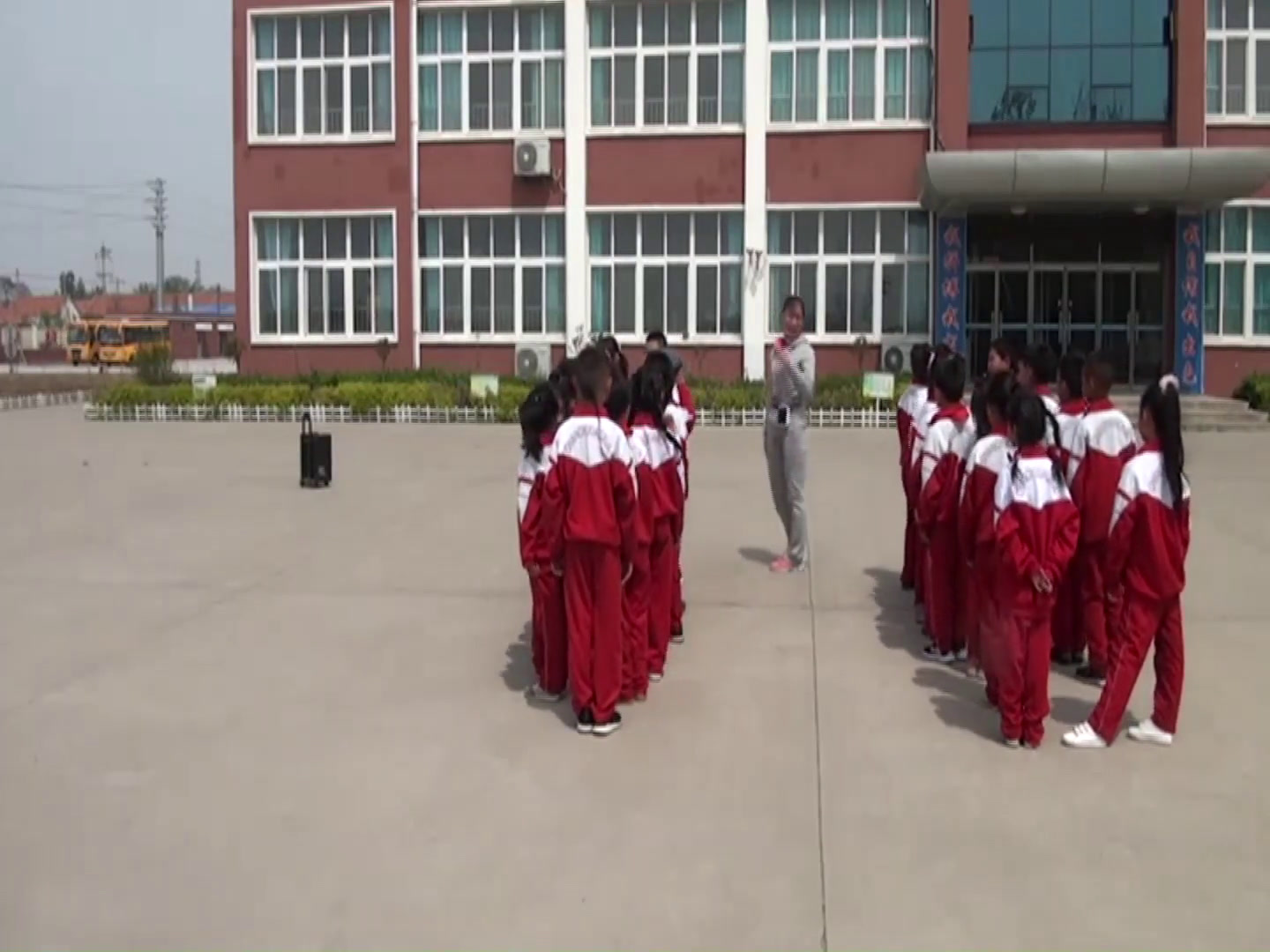 2.人教2011版体育与健康一至二年级《8.地滚球》山东省市一等奖