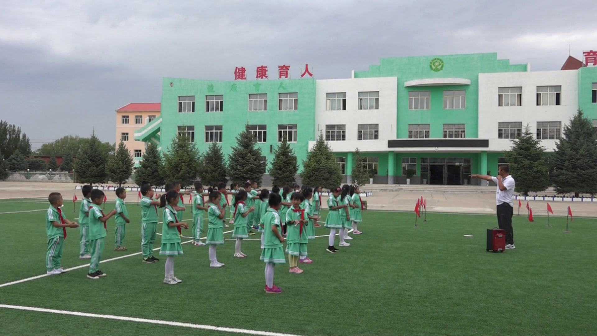 1.人教2011版体育与健康一至二年级《2.原地摆臂练习及30米快速跑与游戏》内蒙古省一等奖