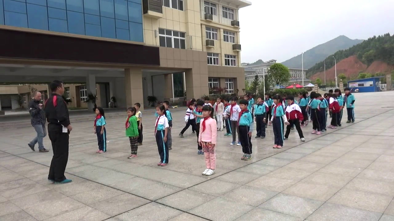 2.人教2011版体育与健康一至二年级《6.模仿走与游戏》江西省省一等奖