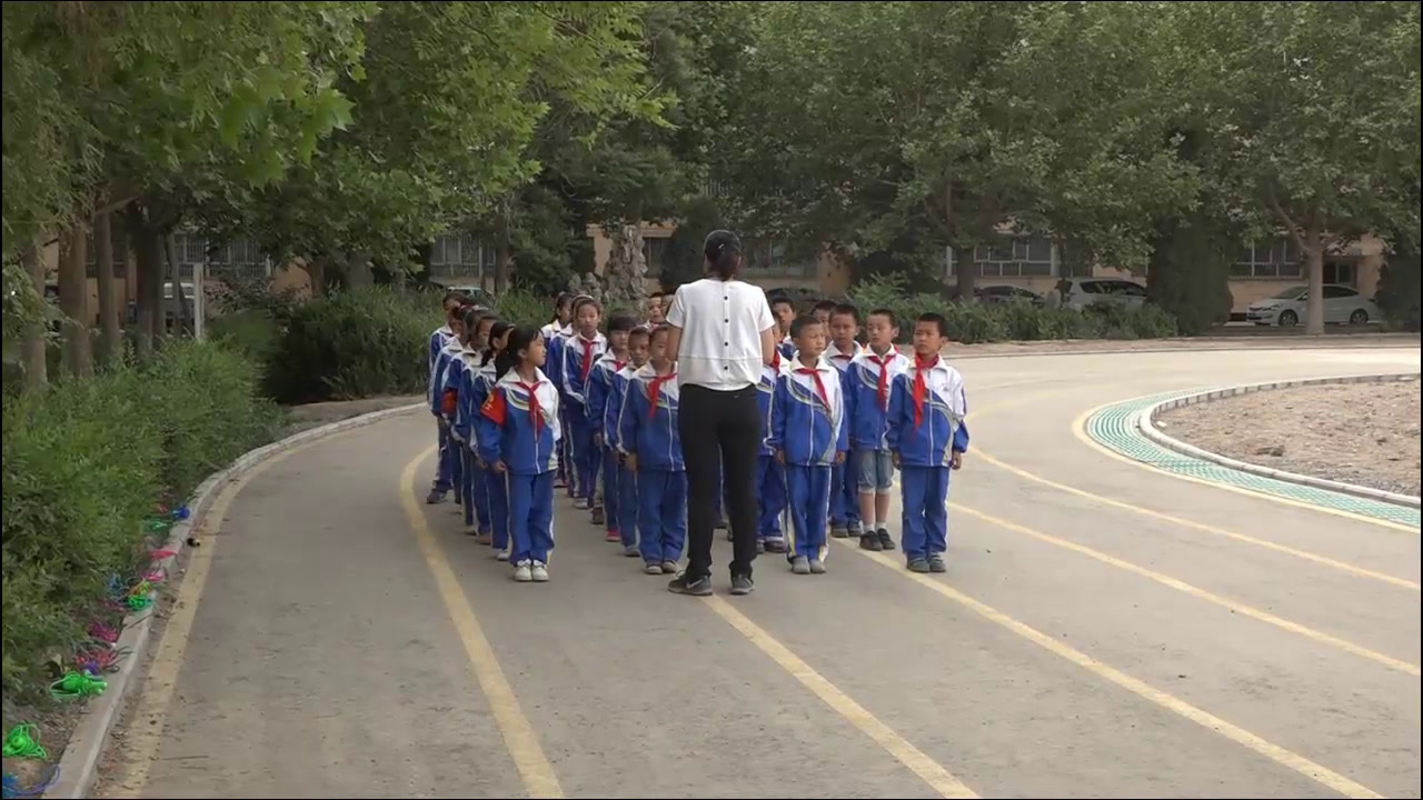 1.人教2011版体育与健康一至二年级《三、跳跃与游戏》建设兵团省一等奖
