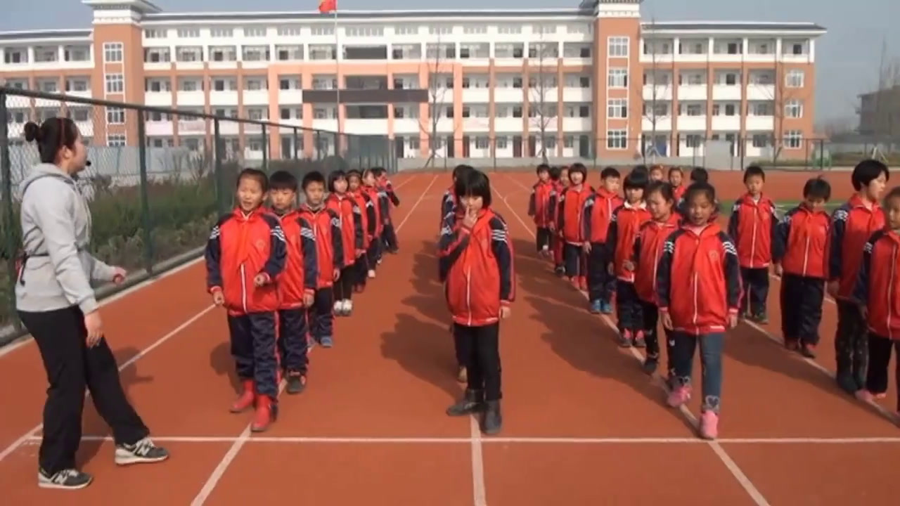 1.人教2011版体育与健康一至二年级《3.迎面接力跑与游戏》江苏省市一等奖