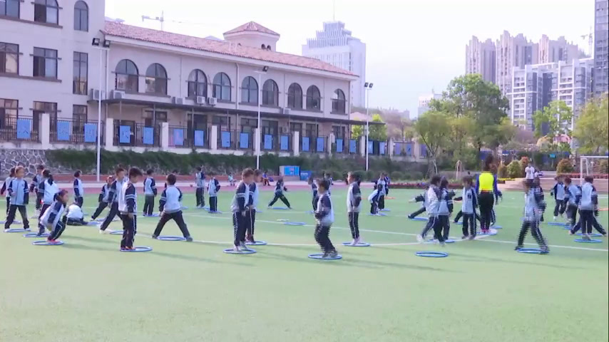 1.人教2011版体育与健康一至二年级《5.跳单、双圈与游戏》广西省一等奖