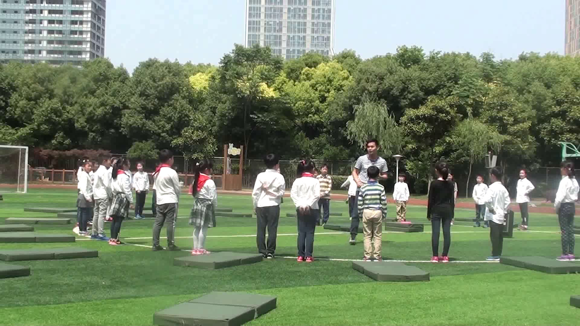 人教2011版体育与健康一至二年级《9.跑几步，一脚踏跳，双脚落入沙坑与游戏》江苏省市一等奖2