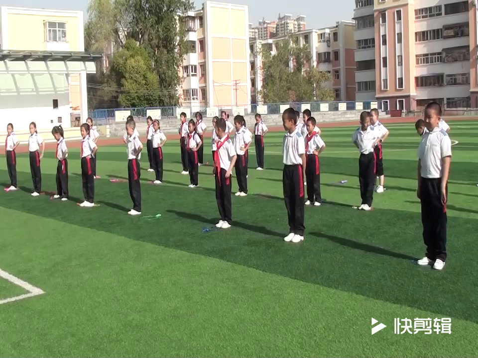 人教2011版体育与健康一至二年级《3.两臂放在不同部位的前脚掌走与游戏》建设兵团省一等奖