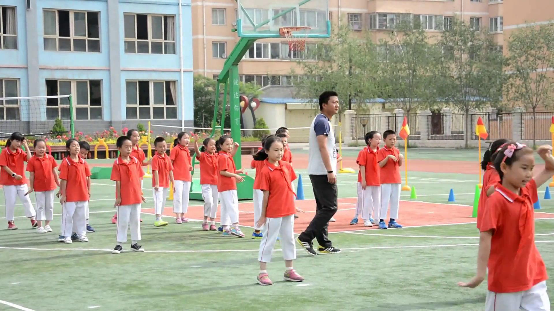 人教2011版体育与健康一至二年级《1.原地摆臂练习及自然直线快速跑与游戏》甘肃省省一等奖