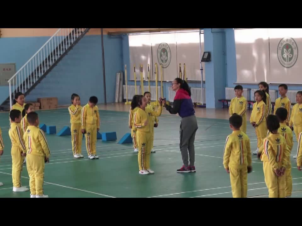 3.人教2011版体育与健康一至二年级《3.迎面接力跑与游戏》辽宁省市一等奖