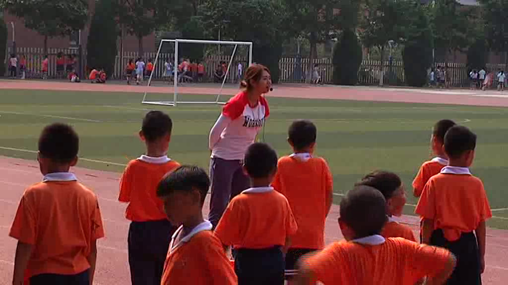 1.人教2011版体育与健康一至二年级《2.大步走与游戏》辽宁省市一等奖