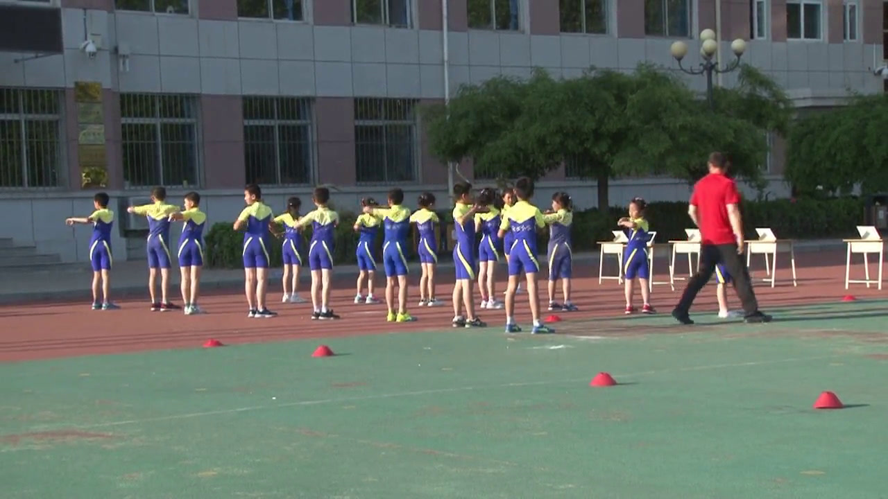 2.人教2011版体育与健康一至二年级《4.慢速直道滑行》全国一等奖