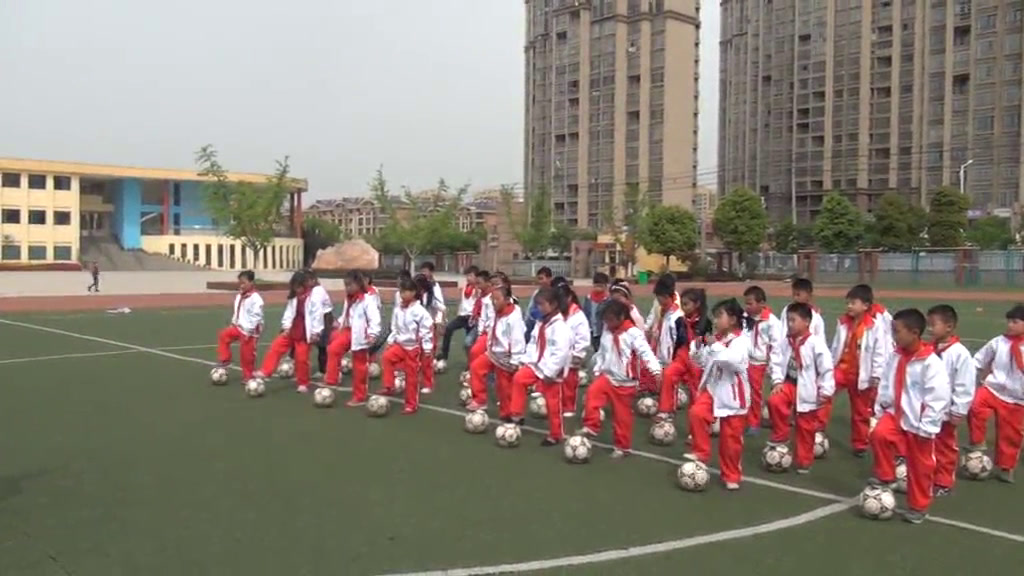 2.人教2011版体育与健康一至二年级《2.传接地滚球练习与游戏》安徽省省一等奖
