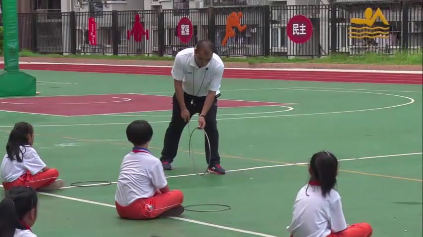 2.人教2011版体育与健康一至二年级《5.滚铁环》福建省市一等奖