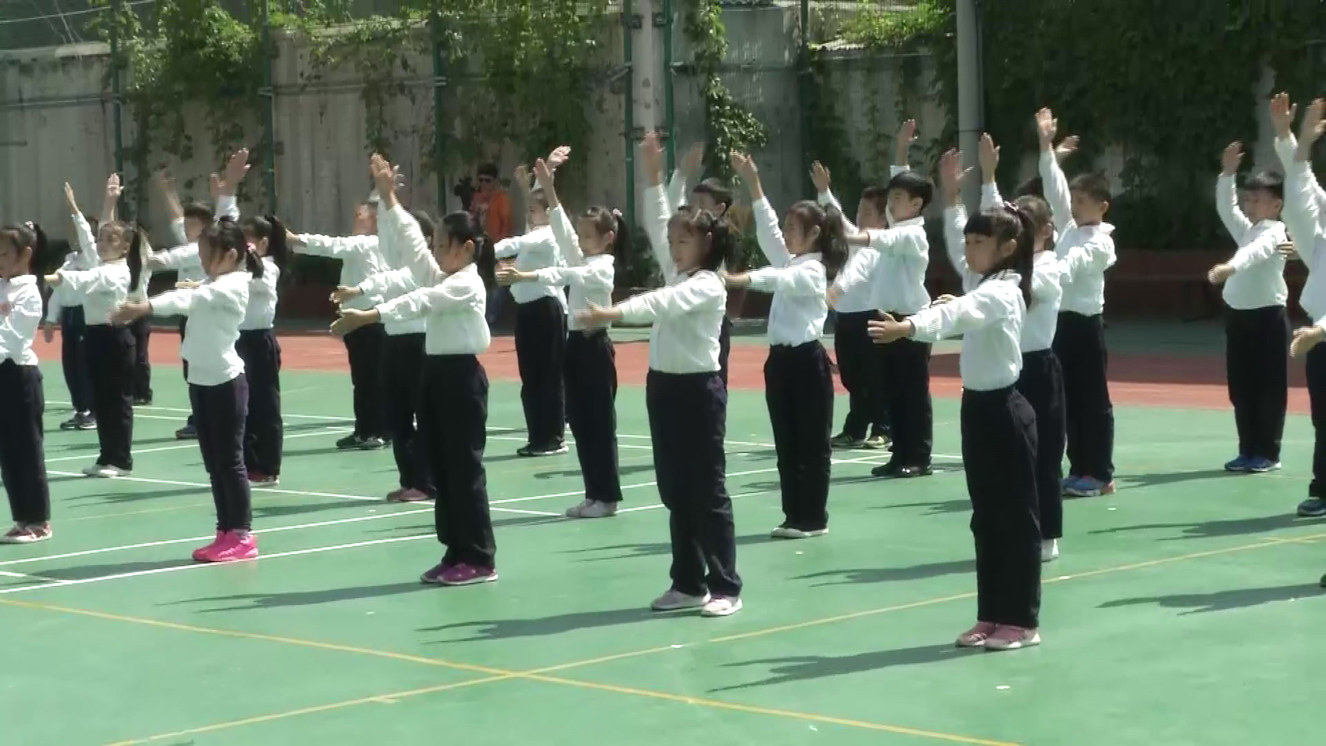 3.人教2011版体育与健康一至二年级《3.单手持轻物投准与游戏》陕西省省一等奖