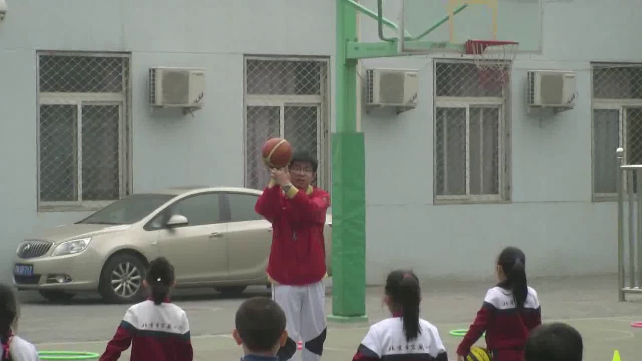 2.人教2011版体育与健康一至二年级《2.球绕环游戏》北京市省一等奖