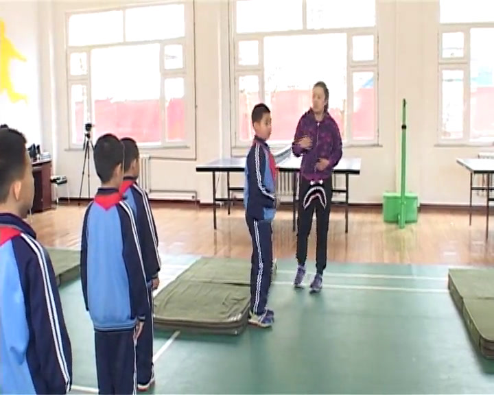 2.人教2011版体育与健康一至二年级《6.前滚翻》江苏省省一等奖