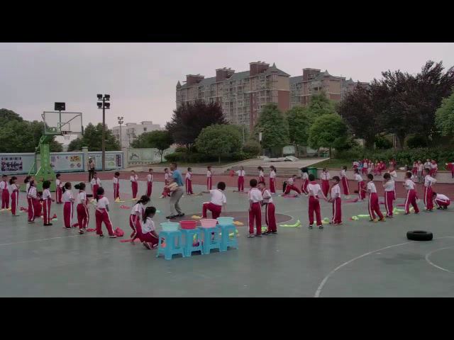 2.人教2011版体育与健康一至二年级《3.单手持轻物投准与游戏》贵州省省一等奖