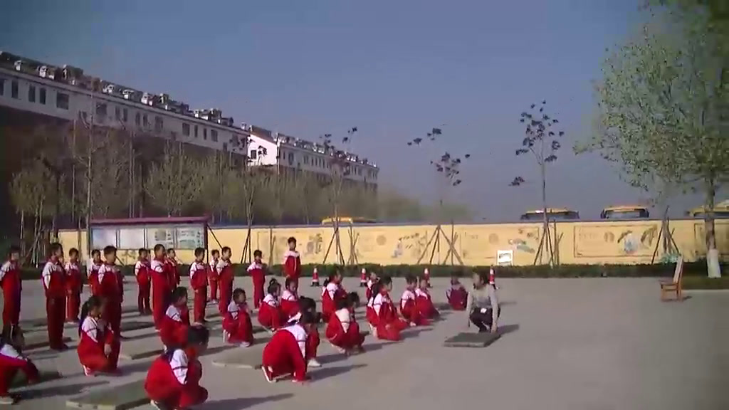 2.人教2011版体育与健康一至二年级《7.连续前滚翻》山东省省一等奖