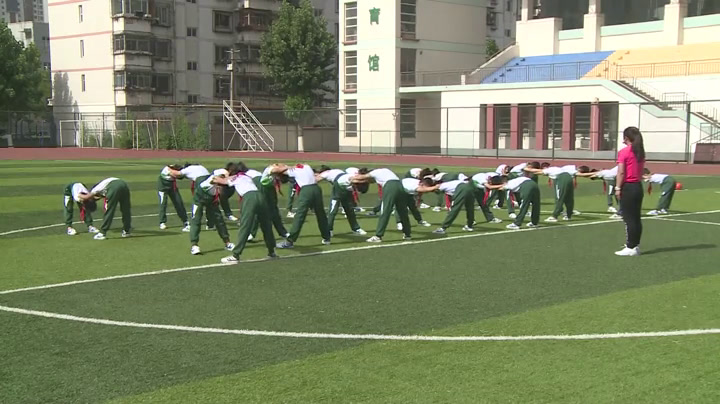 1.人教2011版体育与健康一至二年级《5.双手持轻物掷远与游戏》天津市省一等奖