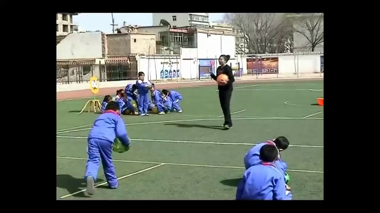 人教2011版体育与健康一至二年级《3.原地各种姿势拍球与游戏》青海省省一等奖