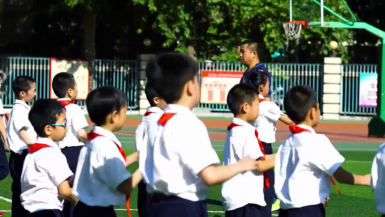 1.人教2011版体育与健康一至二年级《2.单手持轻物掷远与游戏》陕西省省一等奖