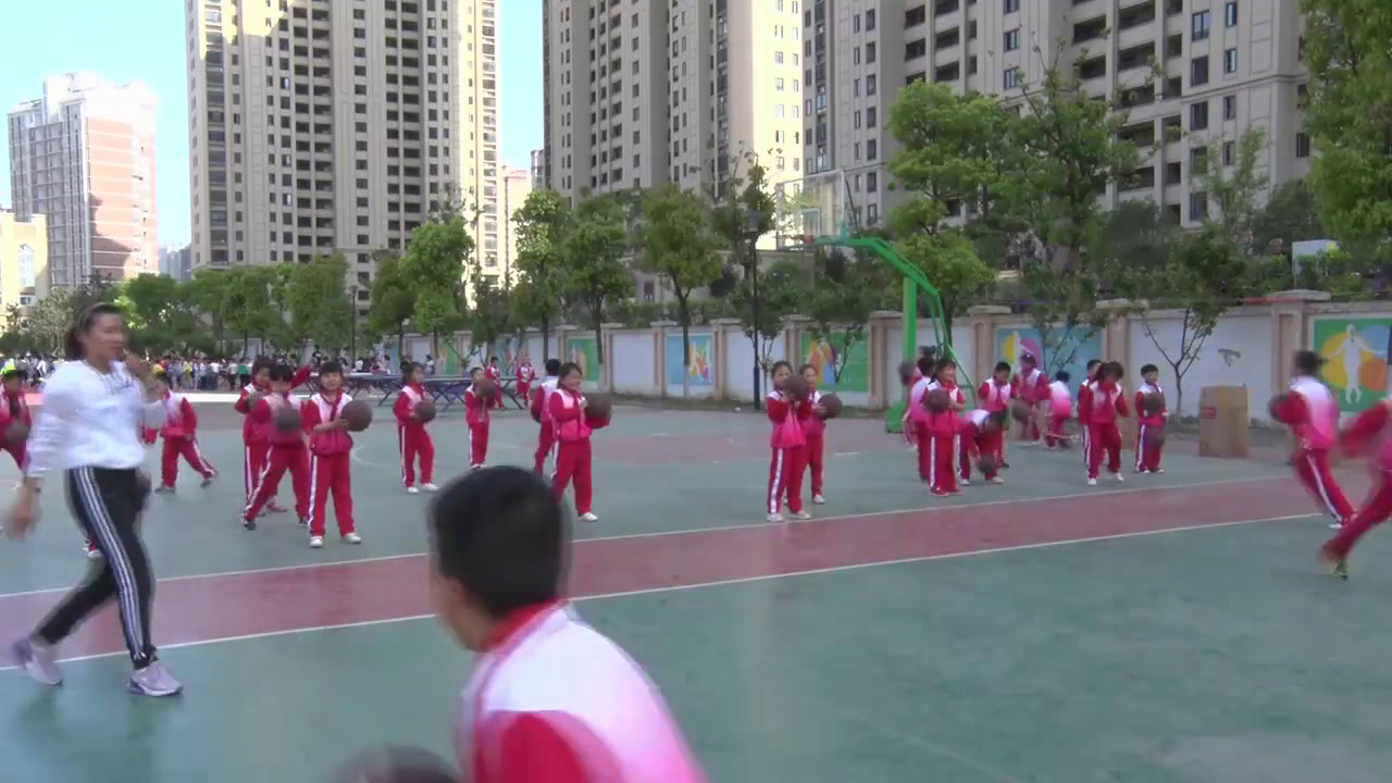 1.人教2011版体育与健康一至二年级《5.投球进筐》安徽省市一等奖
