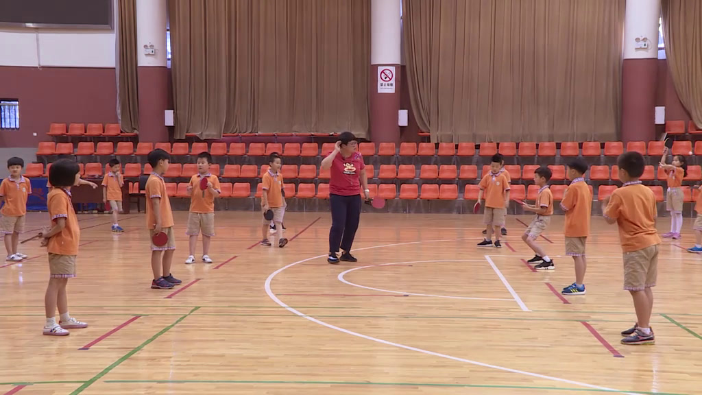 2.人教2011版体育与健康一至二年级《2.击球与颠球比多游戏》浙江省省一等奖