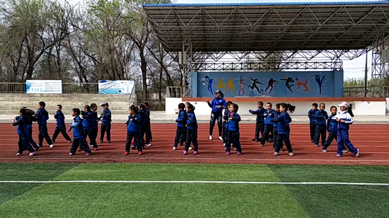 2.人教2011版体育与健康一至二年级《1.模仿操第一～四节》建设兵团省一等奖